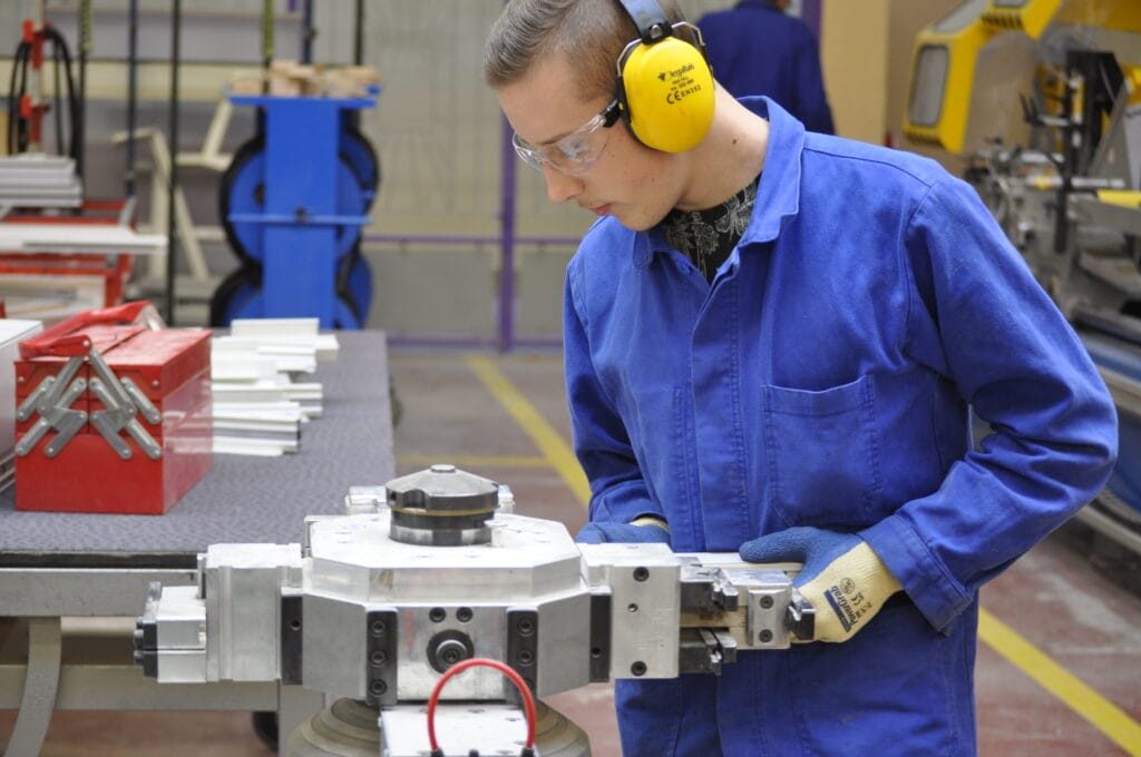 élève qui utilise une machine