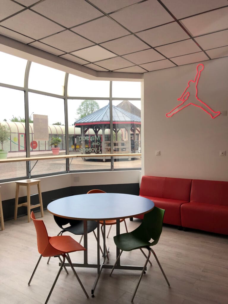 un coin table dans la maison des lycéens