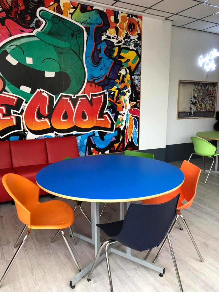 un coin table dans la maison des lycéens