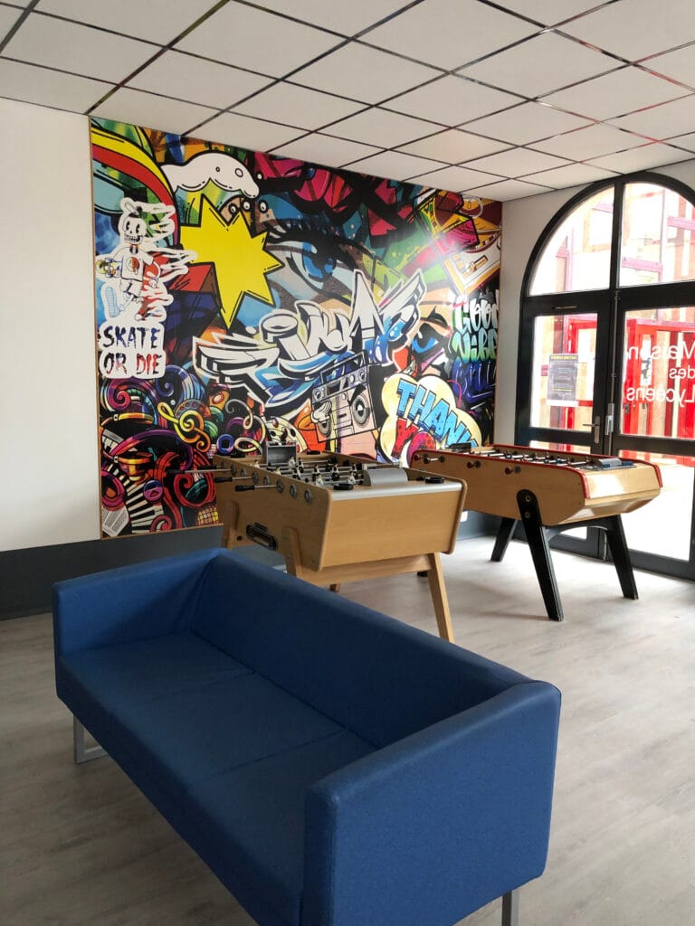 le coin de la maison des lycéens avec deux babyfoots et un canapé