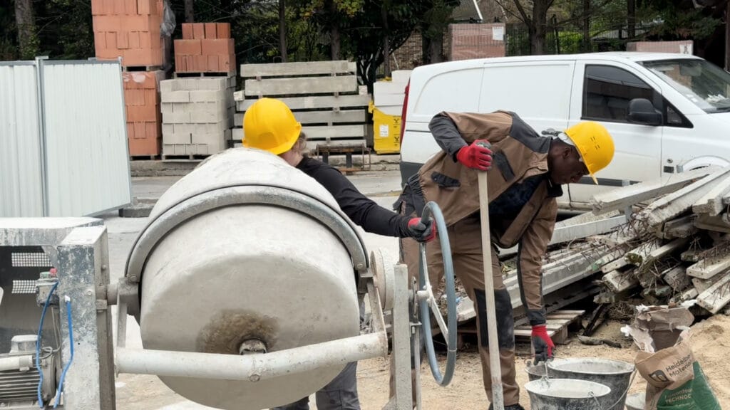 des élèves en atelier gros oeuvre