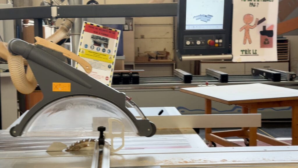 une machine pour couper le bois en atelier menuiserie