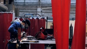 un élève en atelier métallerie