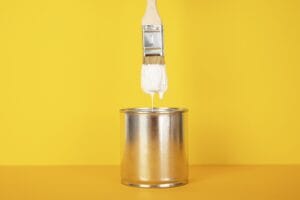 pot de peinture sur fond jaune